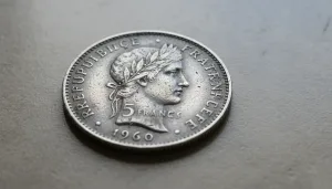 découvrez la valeur actuelle d'une pièce de 5 francs en argent de 1960, son historique, et les critères qui influencent son prix de collection.